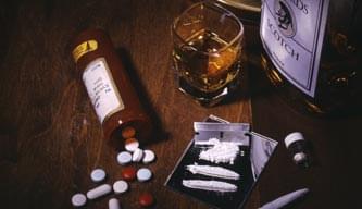 处方药，酒精，可卡因和非法药物都在桌子上