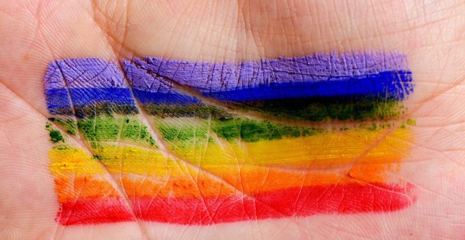 LGBTQ+和成瘾：原因，资源和治疗