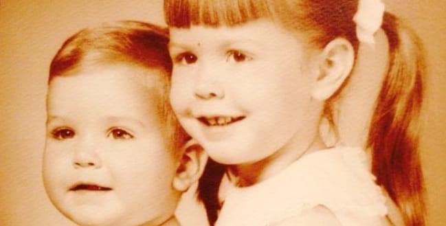 苏珊·布罗德里克和她的弟弟小时候。