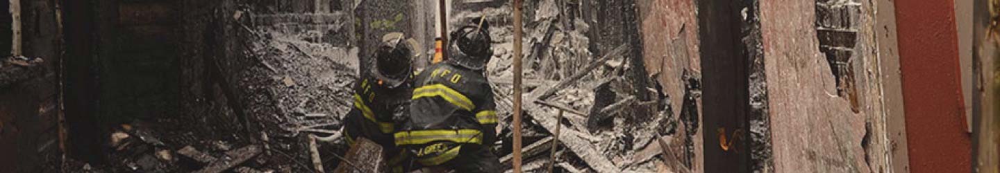 消防队员在一栋倒塌的建筑里