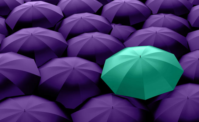 一组紫色的伞，中间有一把蓝绿色的伞