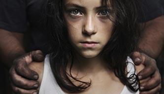 小女孩被吸毒的父亲虐待