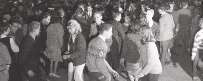 20世纪50年代，人们在一个派对上随着音乐跳舞