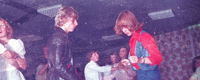20世纪70年代，一对情侣在派对上跳舞