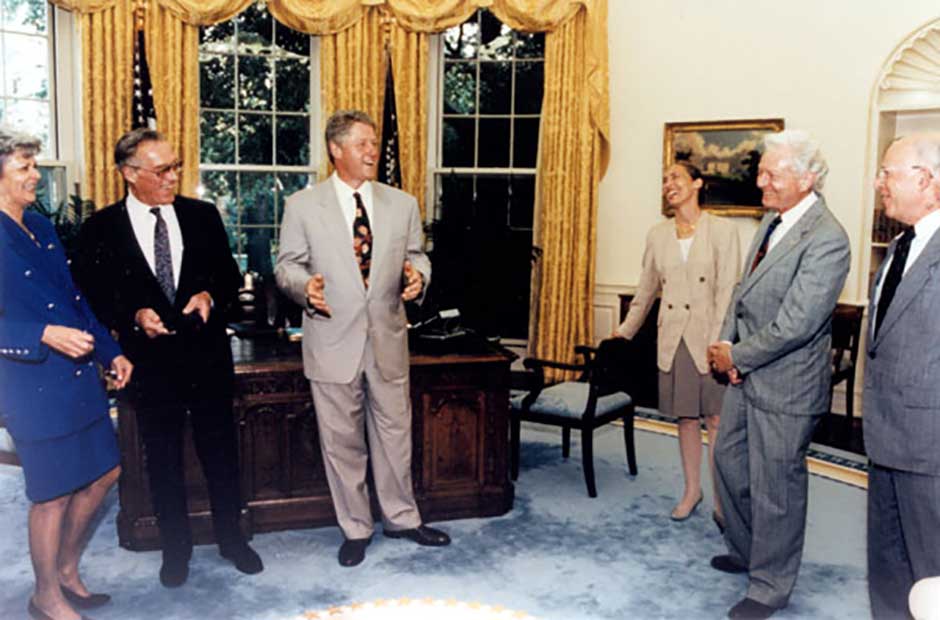 比尔·克林顿总统在椭圆形办公室