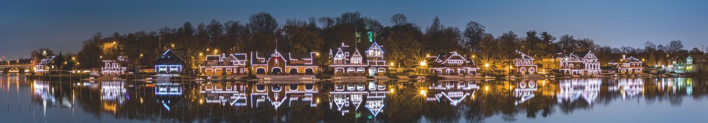 费城湖边别墅，挂着圣诞灯