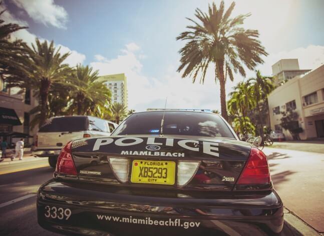 迈阿密海滩警察的车停在大街上