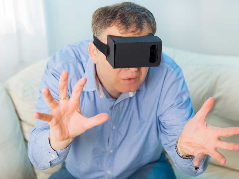 患者佩戴VR头盔