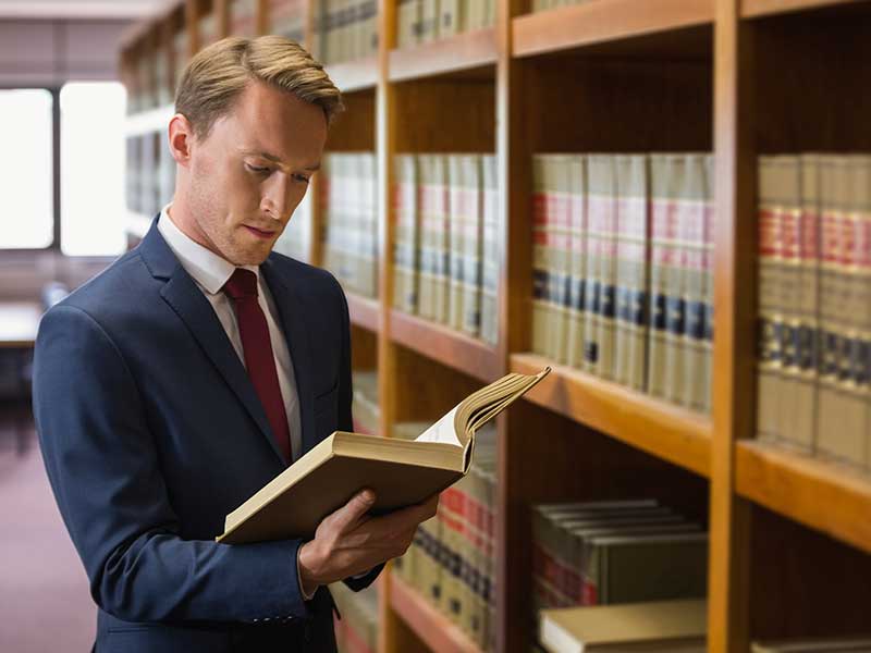 法律图书馆的律师
