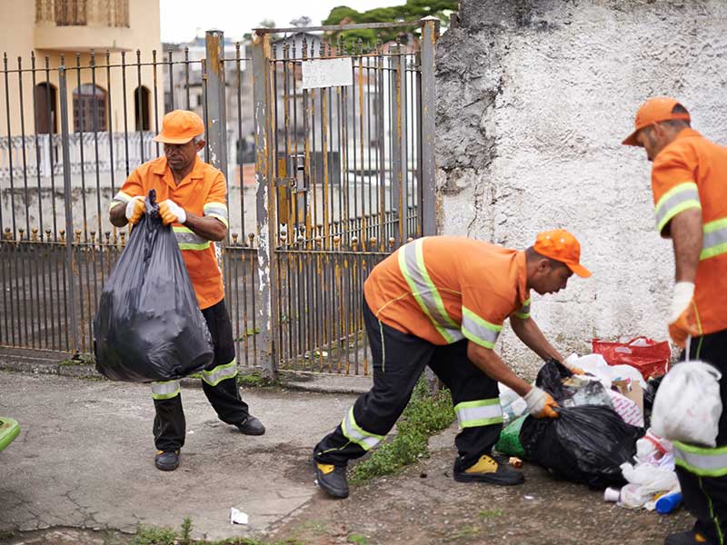 废物管理人员收集垃圾