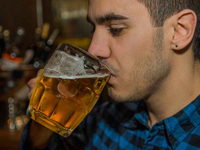 年轻学生喝不含酒精的啤酒