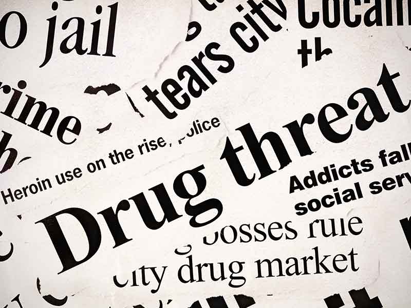 许多报纸的标题都与毒品问题有关
