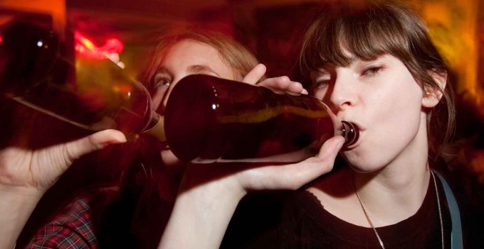 研究：大喝酒的大学生从事醉酒
