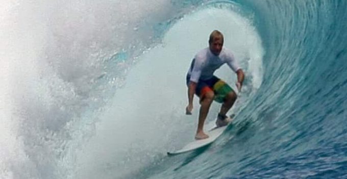 Surfer Lonny Mead击败成瘾，帮助他人恢复